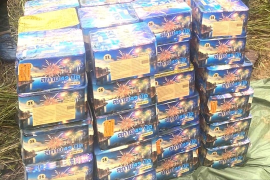 Bắt giữ hai đối tượng vận chuyển hơn 200kg pháo qua biên giới