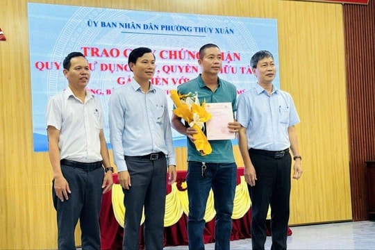 TP Huế: Chính quyền hai cấp vận hành, Thủy Xuân trao “sổ đỏ” đầu tiên cho người dân