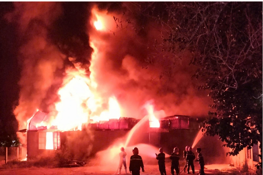 Hà Nội: Cháy dữ dội tại kho hàng trong ngõ 389 Trương Định