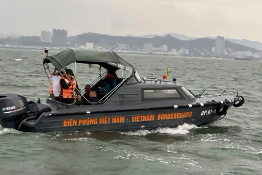 Tàu du lịch bị lật trên Vịnh Hạ Long