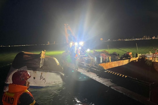 Thủ tướng yêu cầu tìm kiếm, cứu nạn nhanh nhất vụ lật tàu du lịch ở Quảng Ninh