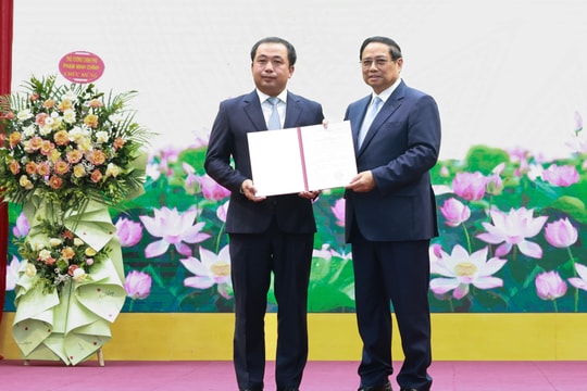 Thủ tướng trao Quyết định giao quyền Bộ trưởng Bộ Nông nghiệp và Môi trường