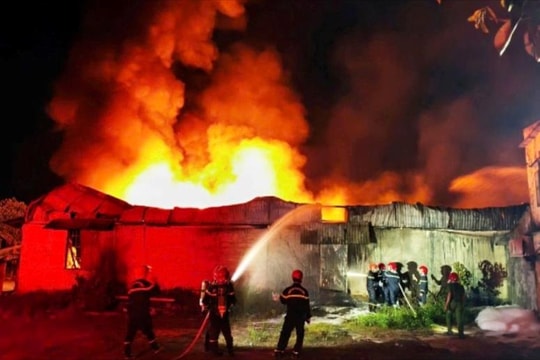 Cháy lớn tại một xưởng nhựa ở Quảng Ngãi