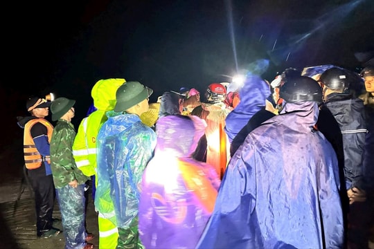 Sóng đánh chìm tàu, hàng chục hành khách may mắn an toàn