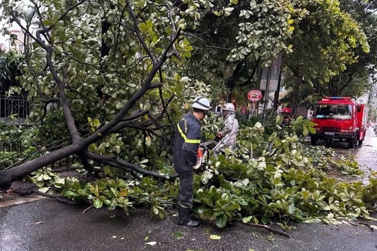 Công an Hà Nội khắc phục hậu quả giông lốc trên địa bàn thành phố