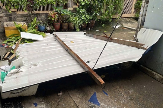 TP.HCM: 3 hộ dân bị tốc mái do lốc xoáy