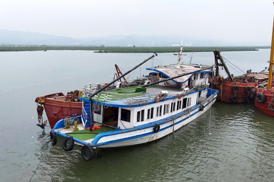 Cận cảnh tàu Vịnh Xanh sau khi được lật lại và lai dắt vào bờ