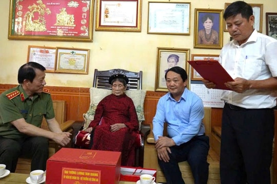 Bộ trưởng Lương Tam Quang thăm Mẹ Việt Nam Anh hùng tại Tuyên Quang