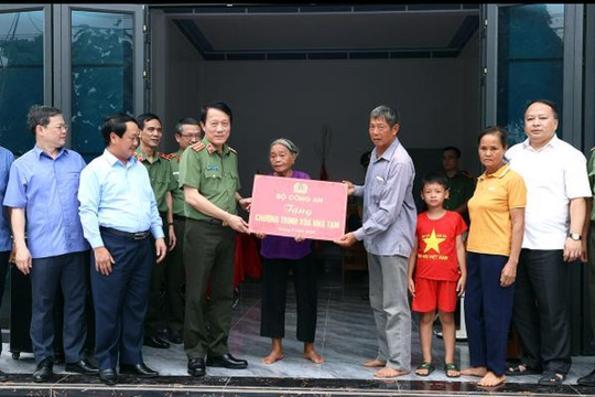 Đại tướng Lương Tam Quang tri ân và trao nhà tình nghĩa tại Tuyên Quang