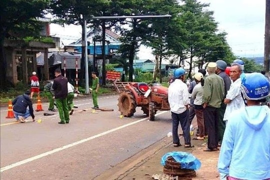 Xe máy va chạm với xe máy cày, một người tử vong