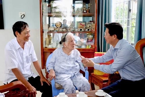 Tri ân các gia đình thương binh, liệt sĩ, người có công với cách mạng