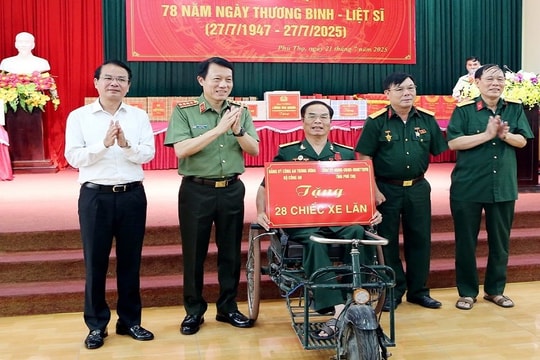 Bộ trưởng Bộ Công an thăm, tặng quà thương, bệnh binh tại Phú Thọ