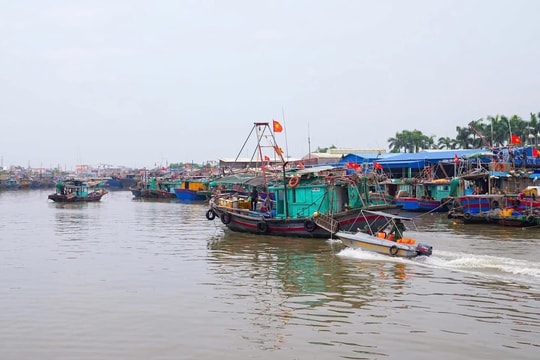 Bão số 3 cách khoảng 200km, Hải Phòng đang mưa to