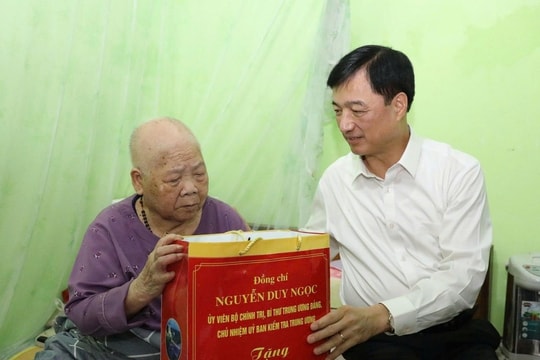 Chủ nhiệm Ủy ban Kiểm tra Trung ương Nguyễn Duy Ngọc thăm và tặng quà tại Lạng Sơn