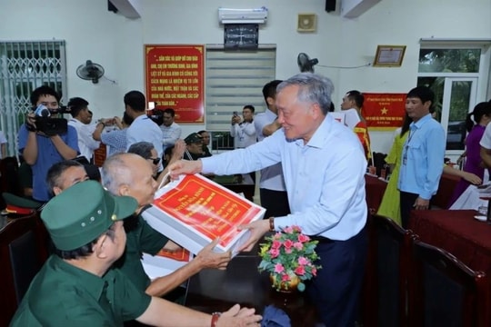 Phó Thủ tướng Thường trực Chính phủ thăm, tặng quà các thương binh, bệnh binh tại Thanh Hóa