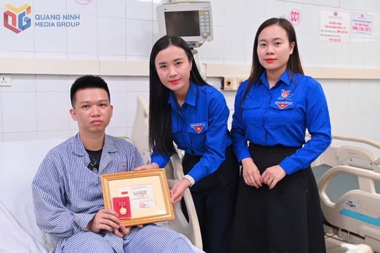 Trao Huy hiệu “Tuổi trẻ dũng cảm” cho đoàn viên cứu 4 người vụ lật tàu trên vịnh Hạ Long