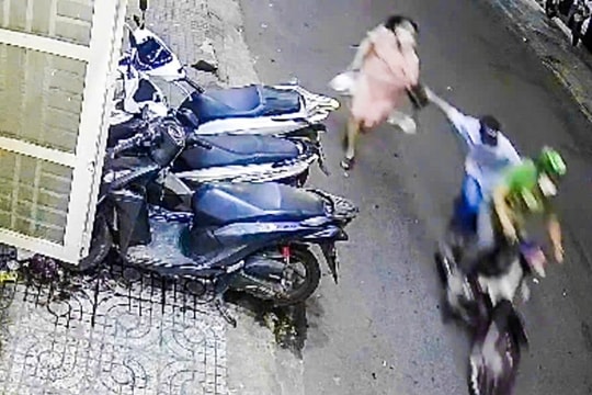 Truy bắt kẻ giật hơn 100 tờ vé số của người khuyết tật