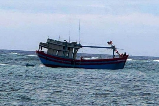 Tàu cá Quảng Ngãi mắc cạn trên vùng biển Lý Sơn