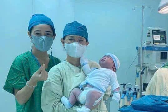 Sản phụ hạ sinh bé trai gần 6 kg
