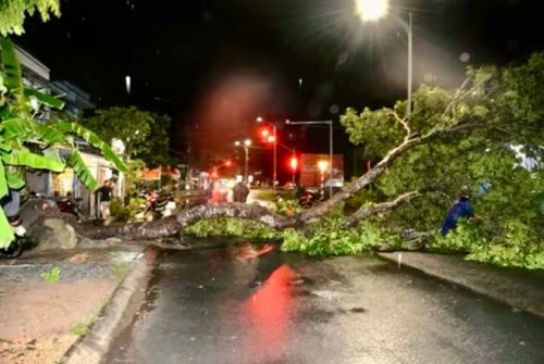 Mưa dông làm sập, tốc mái 26 căn nhà