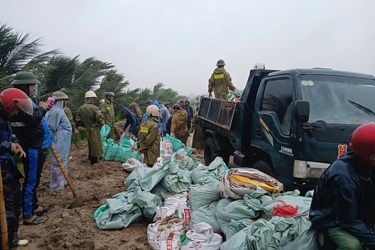 Huy động hàng trăm người xuyên đêm gia cố đê sông Cung