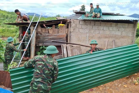 Lốc xoáy cuốn bay mái nhà, bộ đội nhanh chóng giúp dân khắc phục hư hỏng