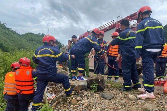 Cầu treo tại Điện Biên bị sập do mưa lớn, 4 người bị thương