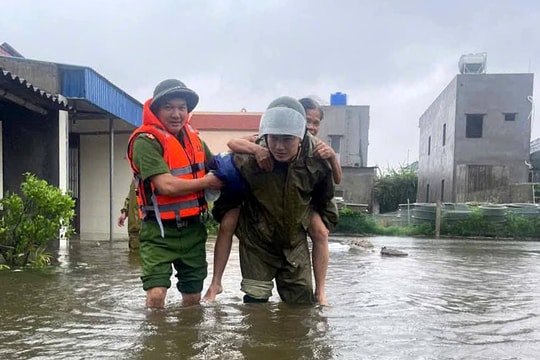 Công an tỉnh Ninh Bình giúp dân ứng phó với bão Wipha
