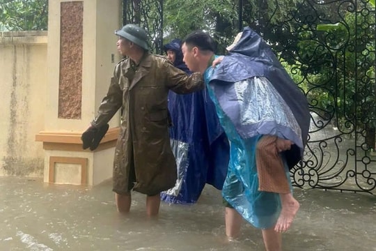 Thanh Hóa: Nhiều khu vực bị chia cắt, sơ tán hàng nghìn người dân