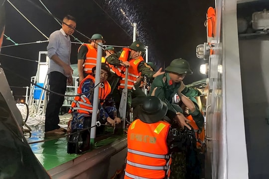 Kịp thời cấp cứu quân nhân bị viêm ruột thừa trên Đảo Mê trong mưa bão