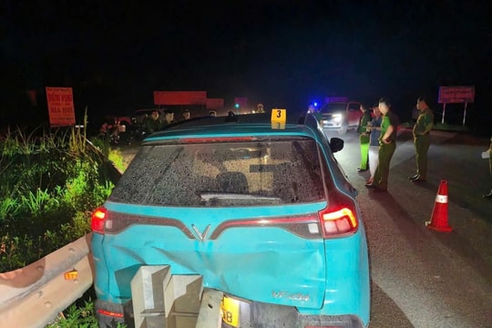 Đập vỡ kính xe taxi, khống chế nữ hành khách