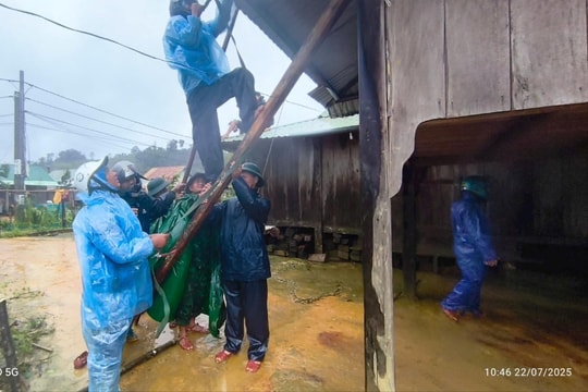 Gió lớn gây tốc mái hơn 30 ngôi nhà ở xã biên giới