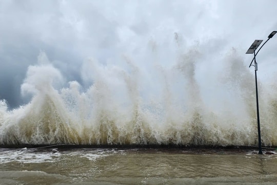 Triều cường hiếm gặp ở Cô Tô sau bão số 3