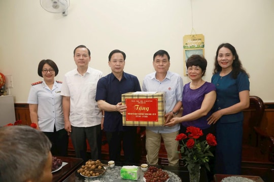 Bí thư Tỉnh ủy Lạng Sơn thăm và tặng quà người có công, gia đình chính sách