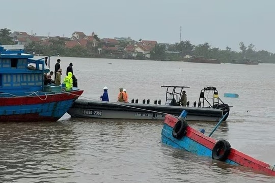 Cảnh sát Thủy đoàn 1 kịp thời cứu 9 thuyền viên gặp nạn trên sông Chanh