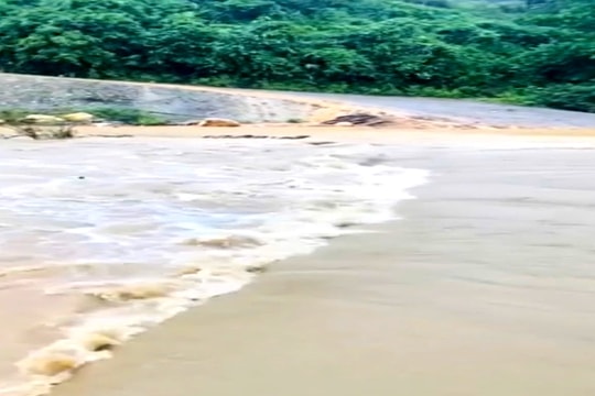 Mưa lũ chia cắt bản làng, hơn 200 hộ dân bị cô lập