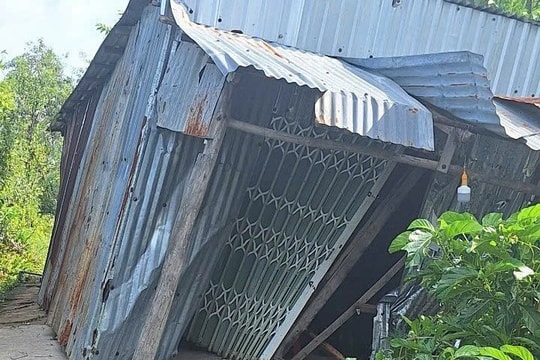 Cà Mau: Lốc xoáy làm sập và tốc mái nhiều nhà dân