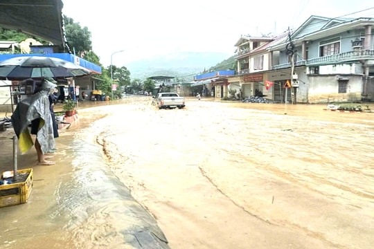 Lũ lớn cuốn trôi cầu treo, chia cắt nhiều khu dân cư ở vùng cao Nghệ An