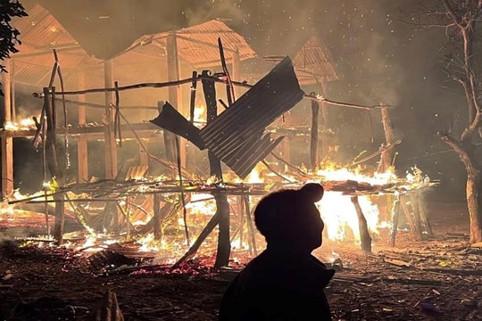 Người phụ nữ cùng ba con nhỏ bất lực nhìn ngôi nhà bị thiêu rụi