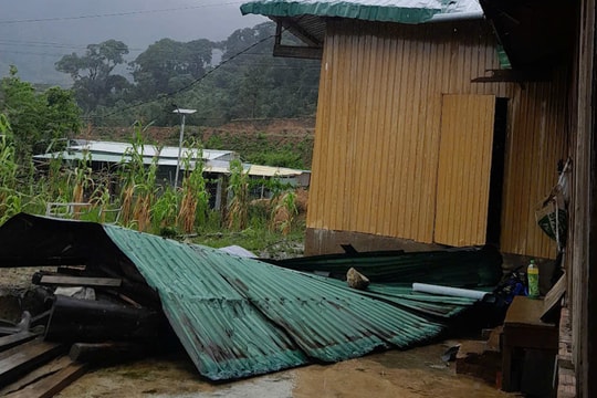 Hàng chục nhà dân bị tốc mái do cơn bão số 3