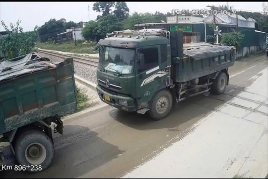 Xử lý tài xế dừng xe tại đường ngang đường sắt