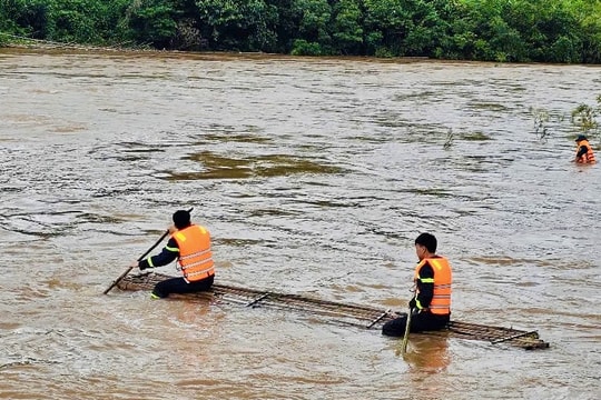 Khẩn trương tìm kiếm cháu bé bị lũ cuốn tại Quảng Ninh
