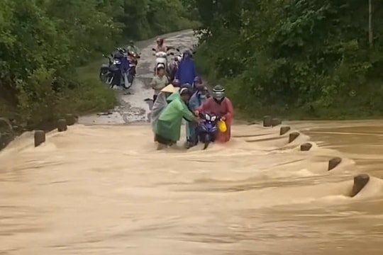 Thanh Hóa: Nhiều nhà cửa bị tốc mái, hoa màu bị nhấn chìm trong nước