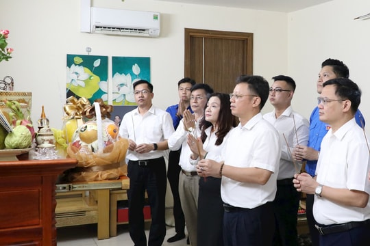 Tòa án nhân dân tối cao tổ chức thăm hỏi các gia đình chính sách