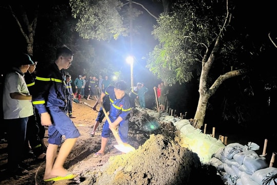 Huy động nhiều lực lượng ứng cứu nguy cơ vỡ đê trong đêm