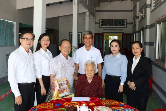 TAND tỉnh Cà Mau thăm Mẹ Việt Nam Anh hùng Lý Thị Năm