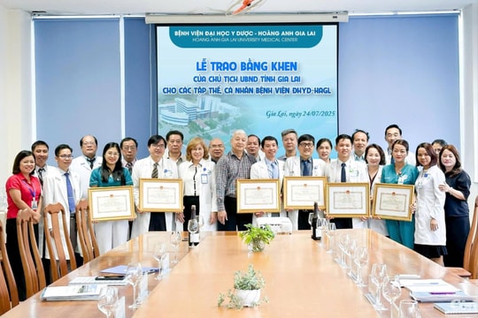 Tặng Bằng khen cho các tập thể, cá nhân Bệnh viện Hoàng Anh Gia Lai