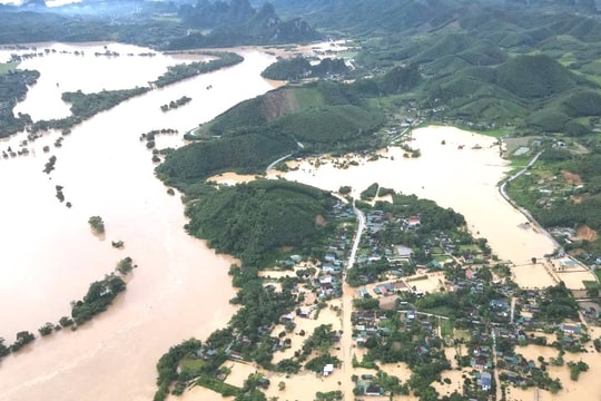 Lũ nhấn chìm quốc lộ 7, người dân sơ tán khẩn cấp