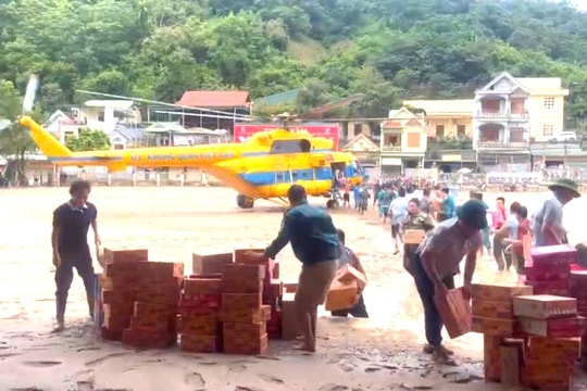 Trực thăng quân đội tiếp tế khẩn cấp cho vùng lũ bị cô lập ở Nghệ An