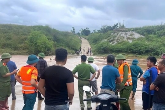 Nỗ lực tìm kiếm 2 người bị nước cuốn mất tích